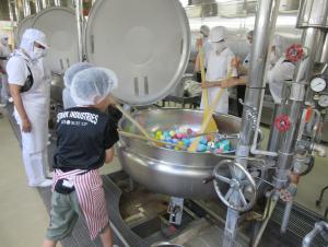学校給食センター探検隊の様子