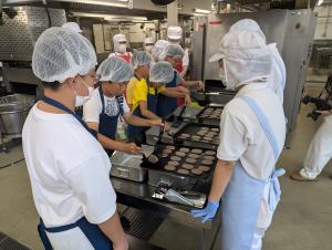 学校給食センター探検隊の様子
