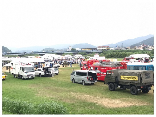 防災訓練に集まった車両の写真