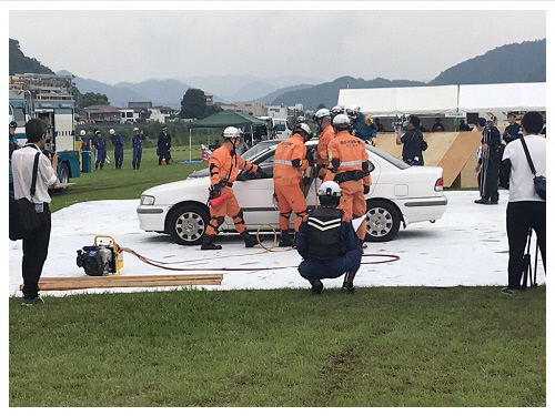 車両からの救出救助訓練の写真