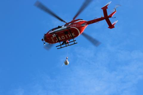 航空隊による物資投入の様子です。