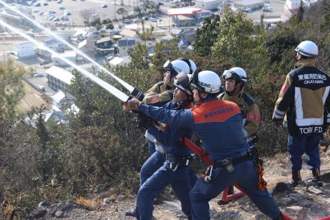 雄鷹台山3合目で放水を行う消防隊