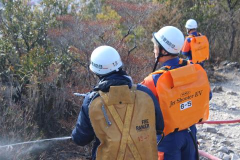 ジェットシューターで散水する消防団員です。