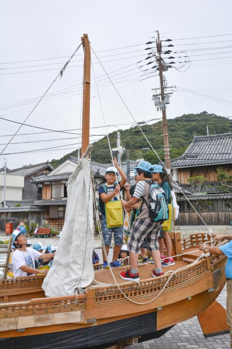 北前船と子どもたちの写真