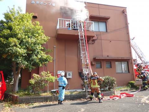 2階に取り残されていた要救助者を三連はしごとロープを使用して救出しています。